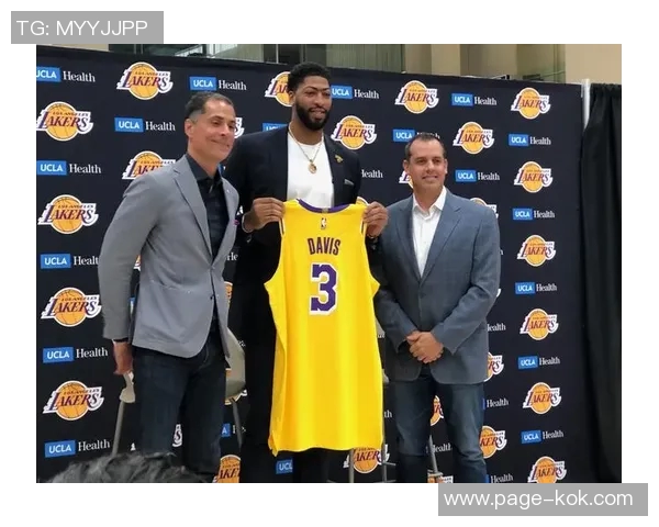 浓眉谈球队进攻体系强调球权转移与身体移动自己非常适应