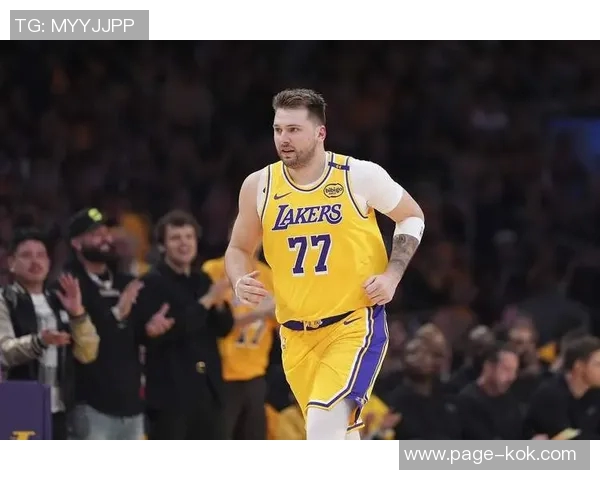 詹姆斯社媒热议海斯惊艳隔扣与东契奇绝妙打板三分精彩瞬间